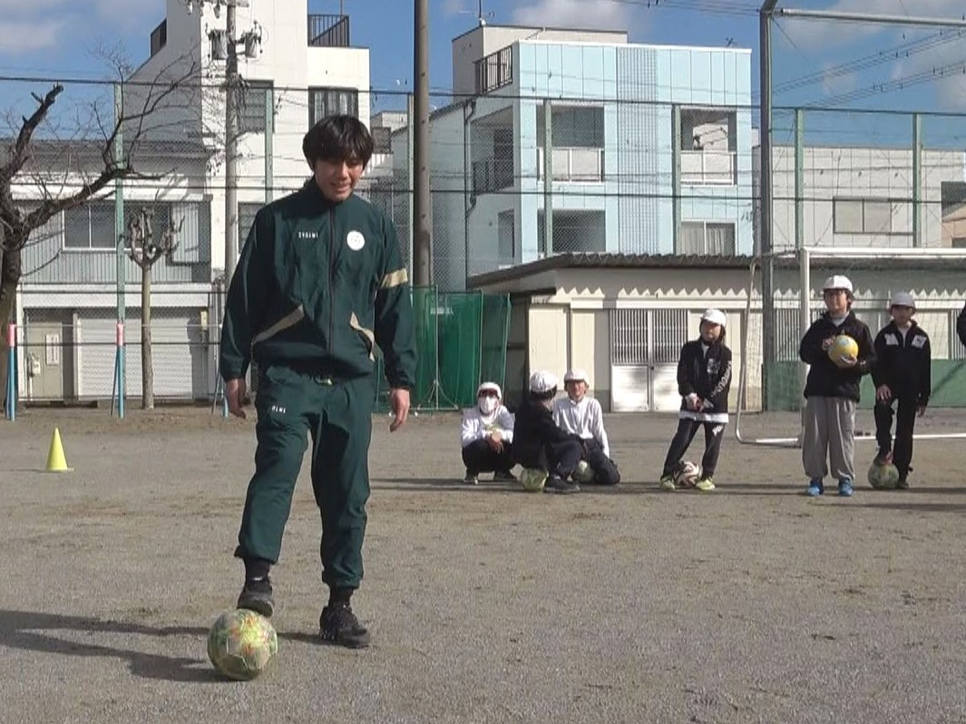 県内で作られる米について知識を深めるとともに、サッカーに親しむ授業が、岐阜市の小...