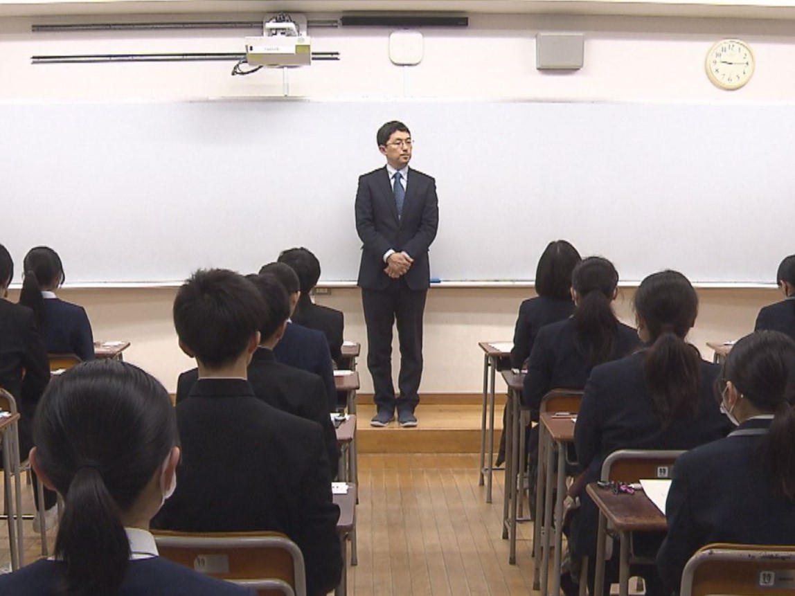 県内の公立高校入試の第一次選抜が５日行われ、およそ１万３０００人の受験生が試験に...