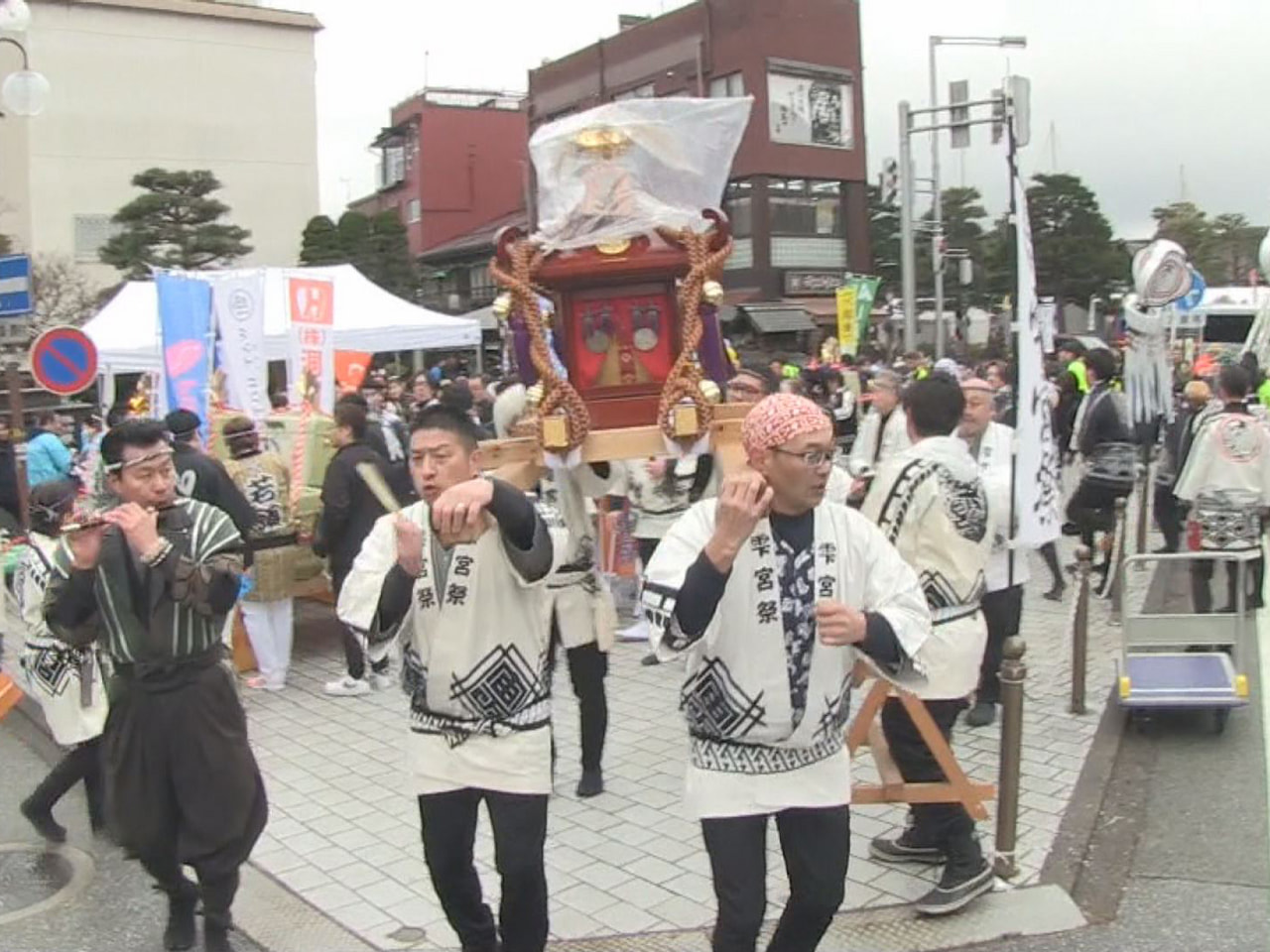 新酒の完成を祝う「雫宮祭」が高山市で開かれ、地元の若衆が酒樽みこしを担いで威勢よ...