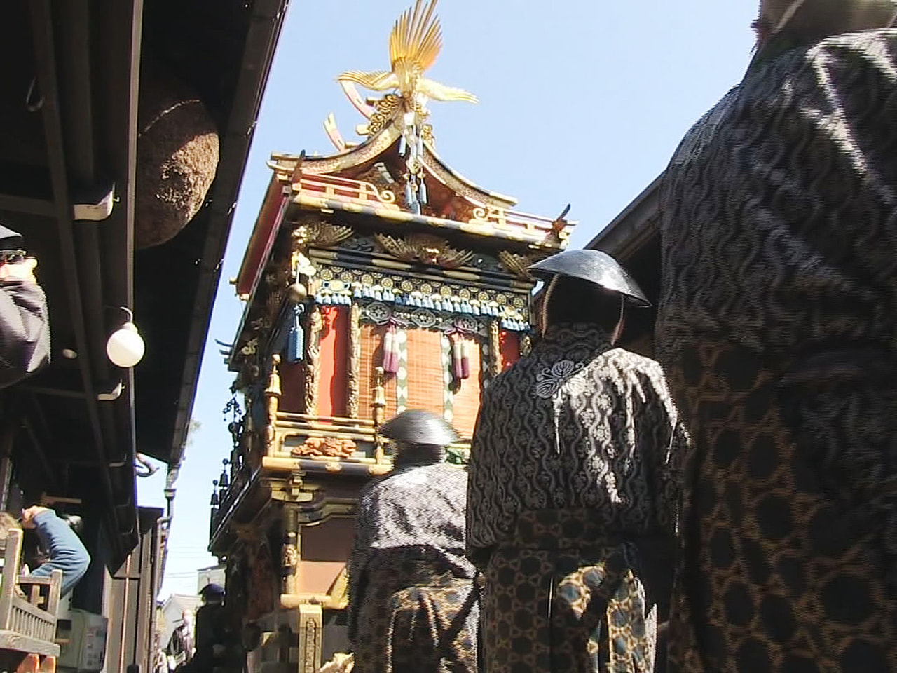 ユネスコ無形文化遺産の「春の高山祭」は最終日の15日、豪華けんらんな祭り屋台が屋...