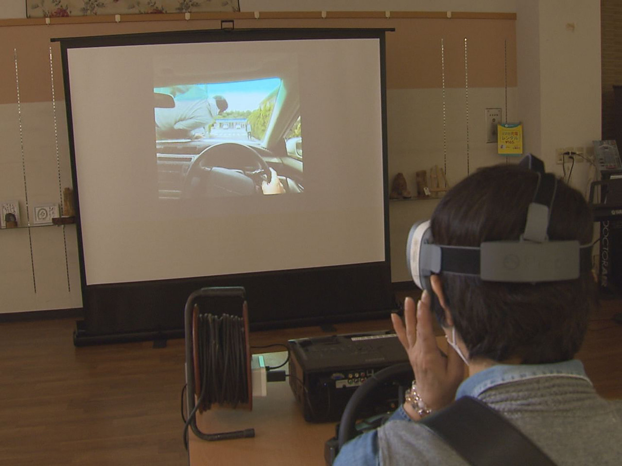 ＶＲ＝仮想現実の技術を使って交通事故を疑似体験する催しが１５日、山県市で行われま...
