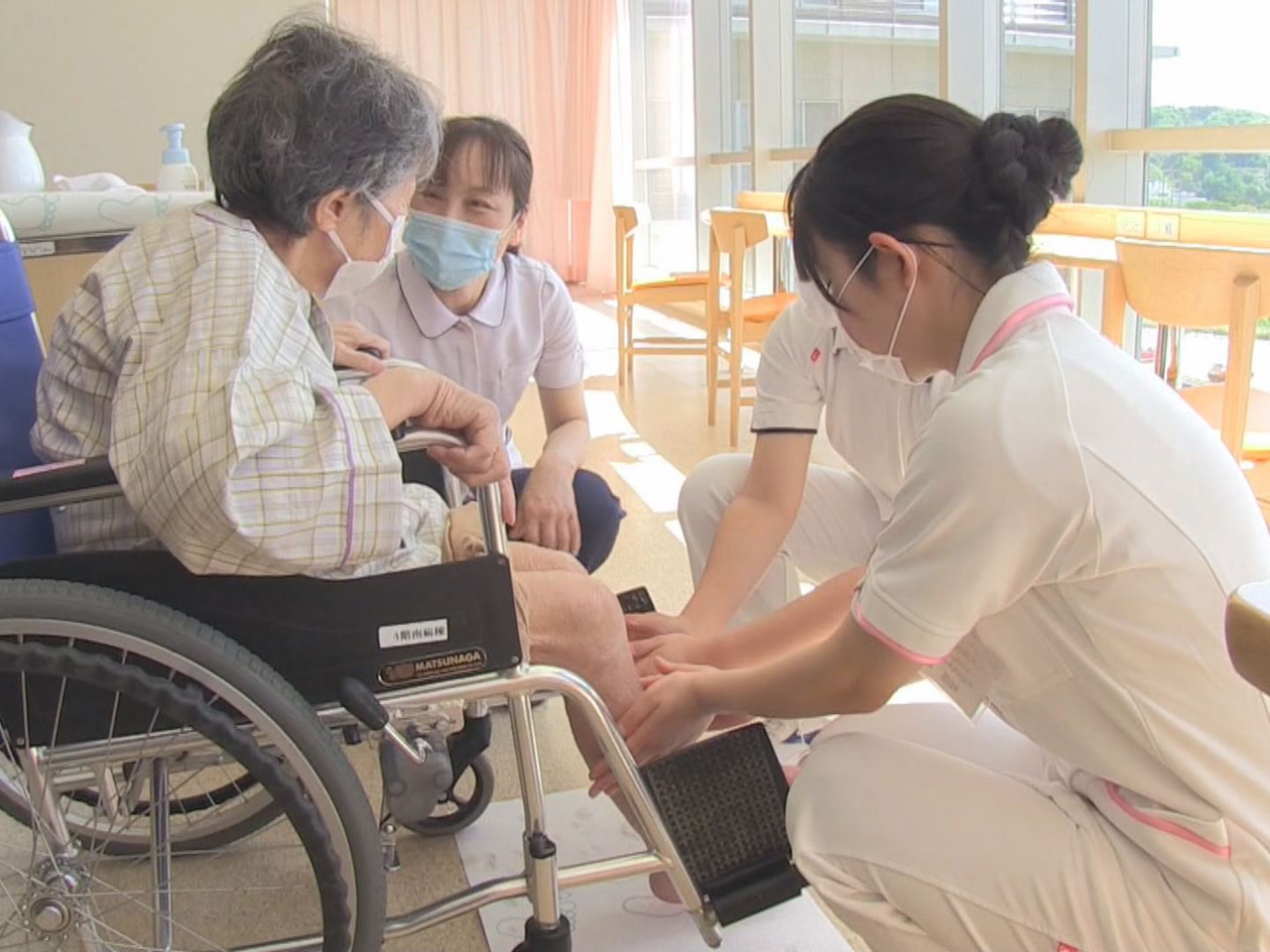 ５月１２日の「看護の日」にちなんで、高山市の久美愛厚生病院で「ふれあい看護体験」...