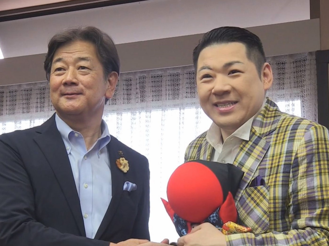 演歌歌手の大江裕さんが２４日、高山祭をテーマにした新曲のＰＲを兼ねて高山市長を表...