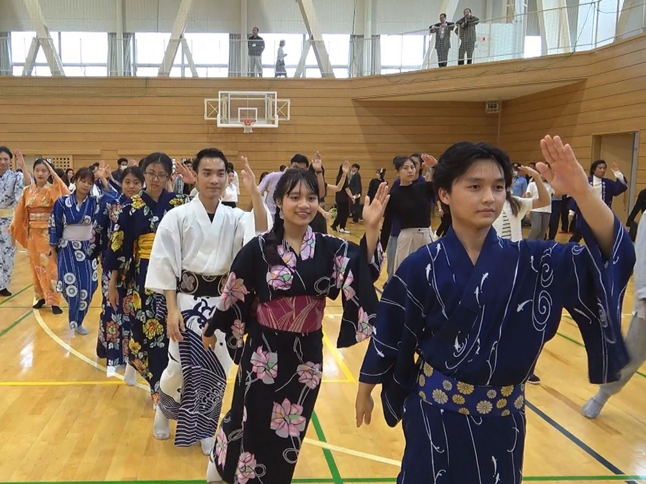 郡上おどりを通じて日本の文化に触れてもらおうと、関市の中部学院大学で２８日、郡上...