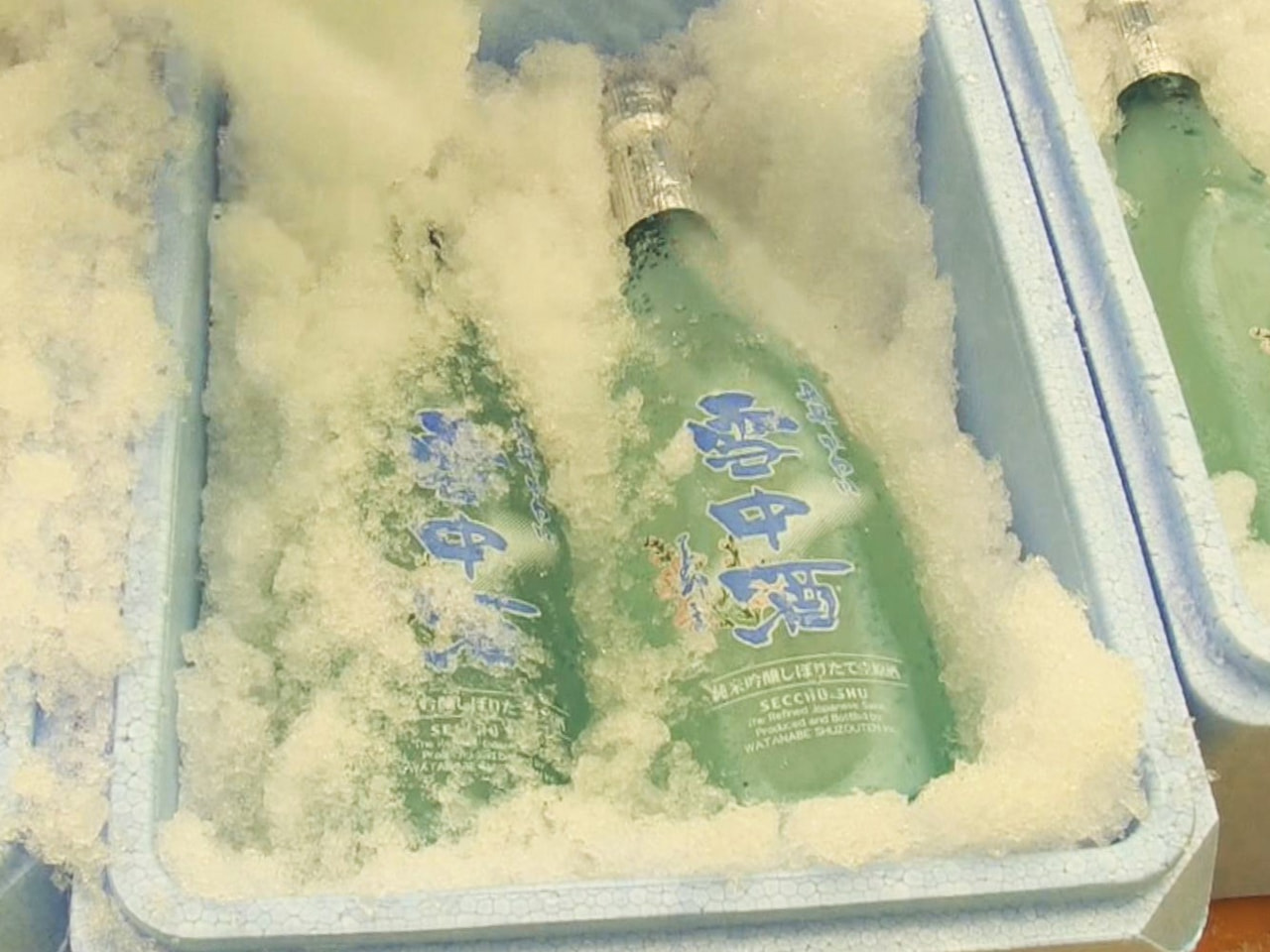 天然雪の雪室の中で熟成させた日本酒「飛騨かわい雪中酒」と「雪だるま」の出荷作業が...