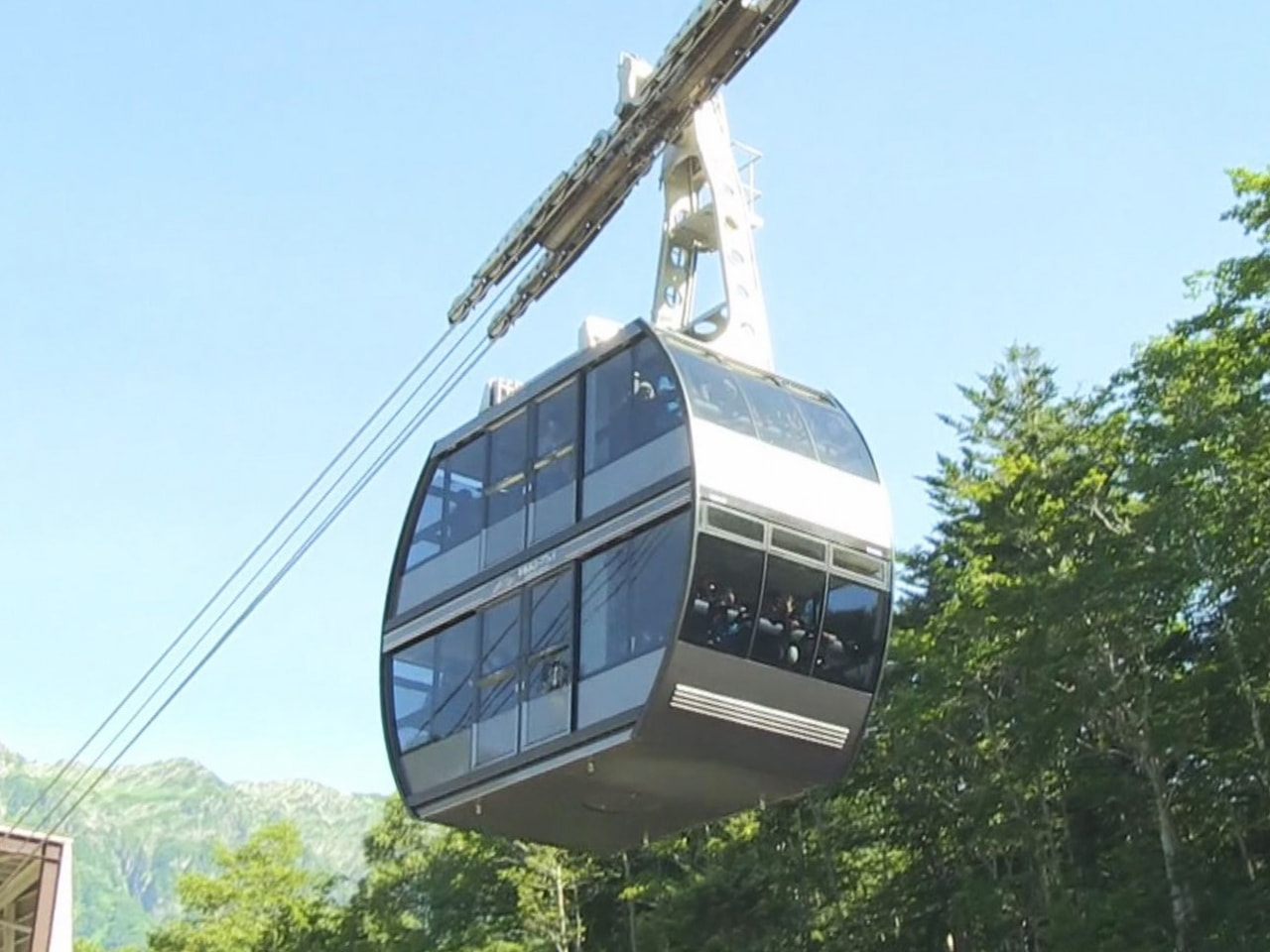 メンテナンス工事により運休が続いていた高山市奥飛騨温泉郷の新穂高ロープウェイは、...