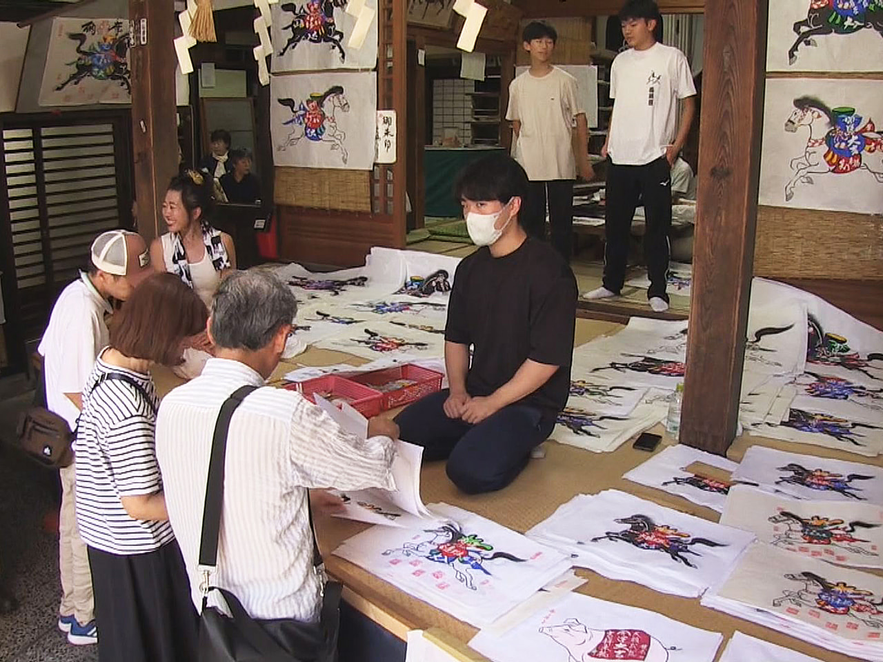 飛騨高山の夏の風物詩山桜神社の「馬頭絵馬市」が開かれていて、絵馬を買い求める客で...