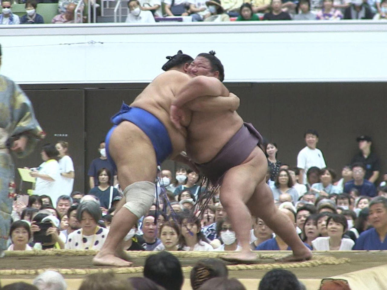 「夏巡業大相撲岐阜場所」が６日、岐阜市で行われ相撲ファンは間近で力強い取組を見た...