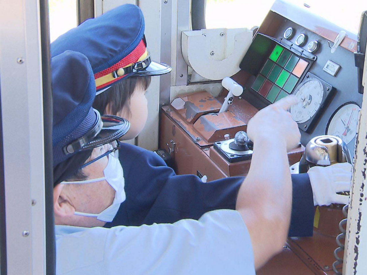 子どもたちが樽見鉄道の列車を運転するイベントが本巣駅構内で開かれ、親子連れでにぎ...