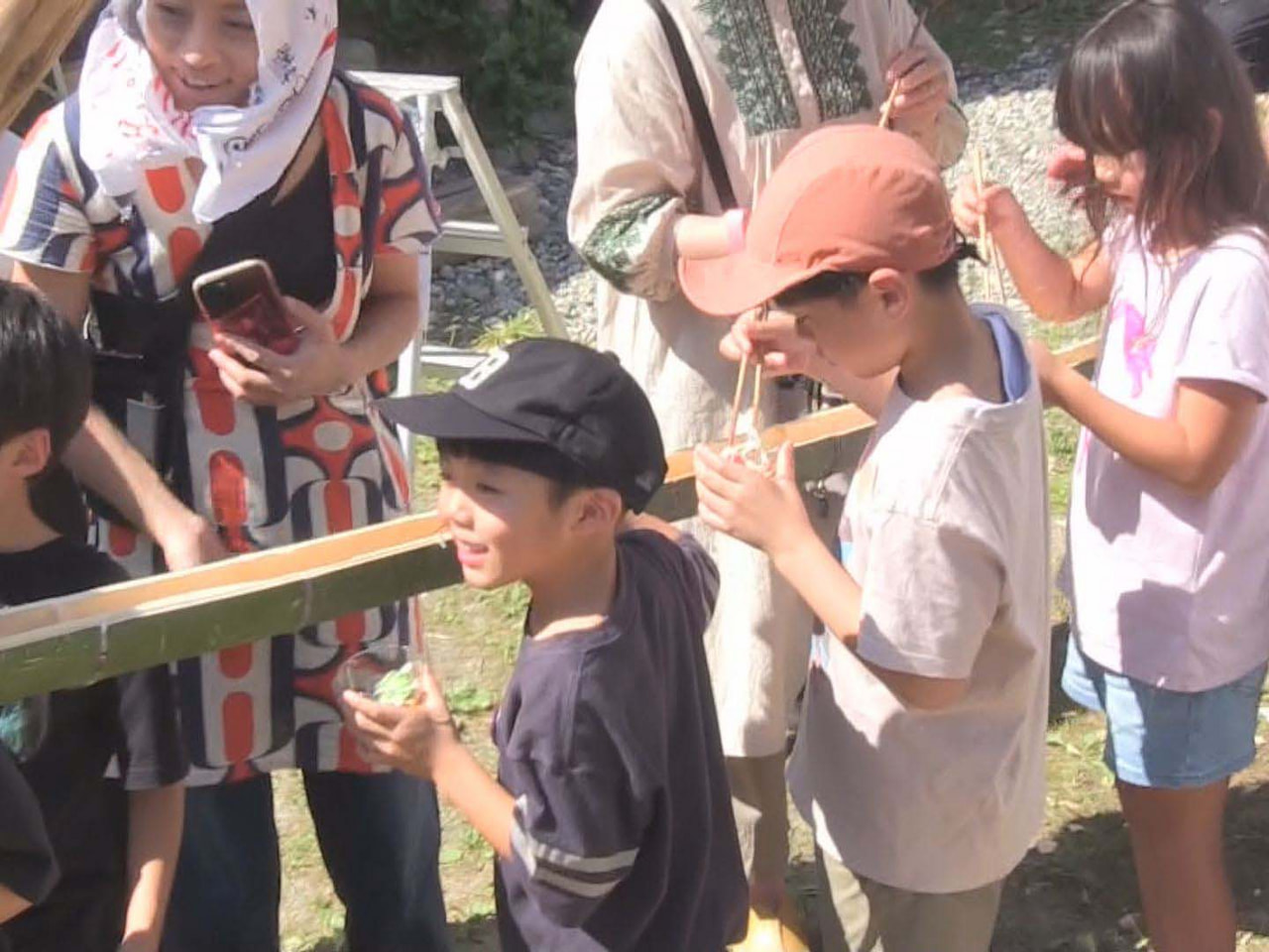 高山市の野麦峠近くにある「野麦学舎」で夏祭りが開かれ、県内外の家族連れら約３００...