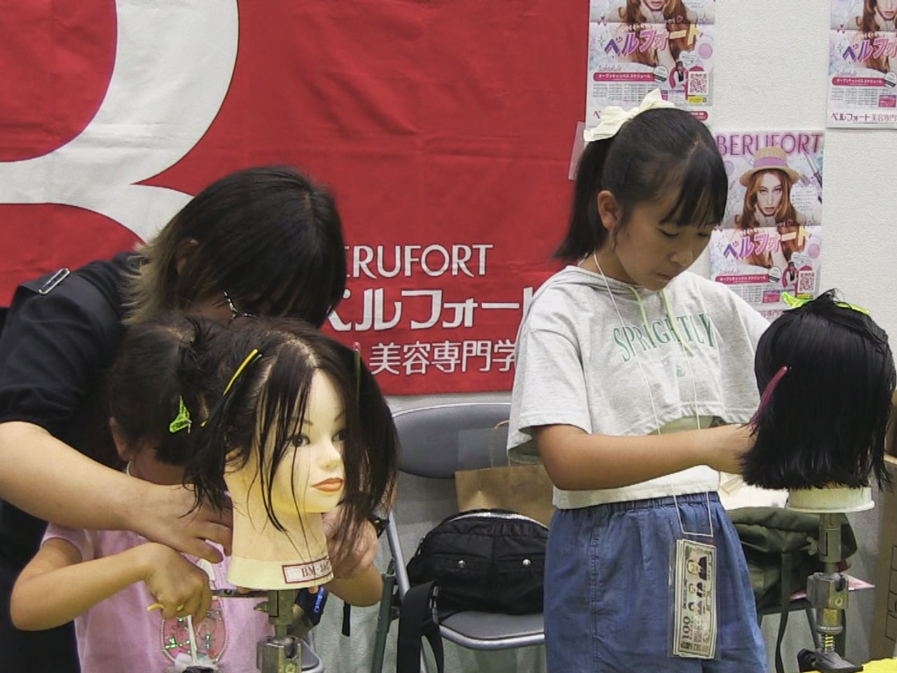 子ども向けの職業体験イベント「キッズタウンぎふ」が２４日、岐阜市で開かれ、子ども...