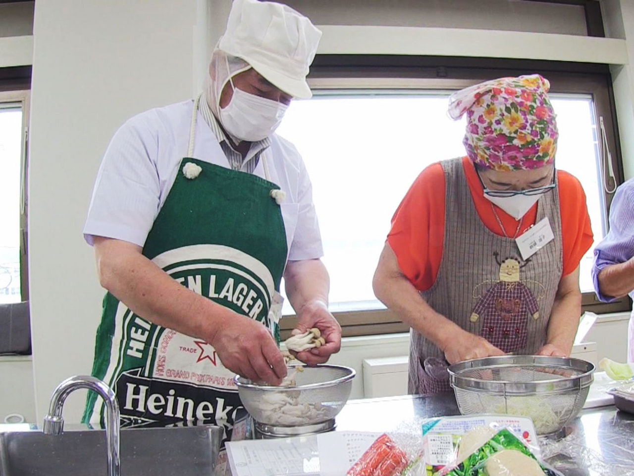 高山市で１人暮らしの市民を対象にした料理教室が開かれ、参加者が栄養バランスのとれ...