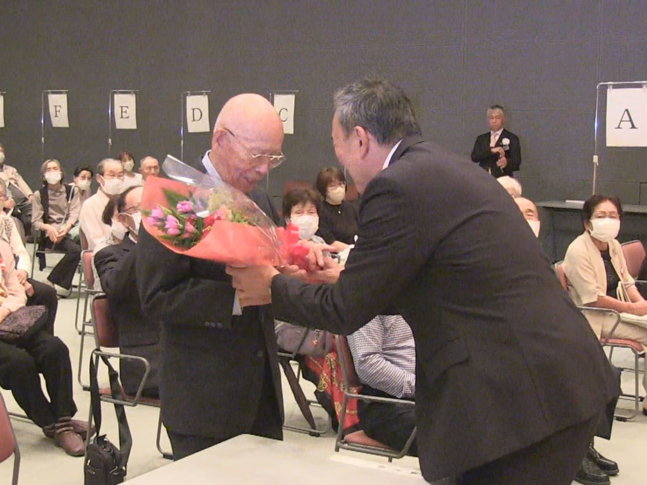 敬老の日の１６日、各地で長寿を祝う催しが行われました。 このうち、大垣市では市内...