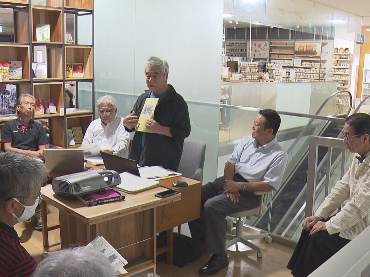 柳ケ瀬の映画館の歴史をひも解くイベントが岐阜市で開かれ、有識者らが 大勢の客が訪...