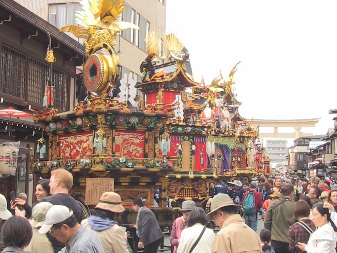 秋の高山祭が１０日閉幕し、２日間で約１８万人の人出でにぎわいました。 高山市によ...