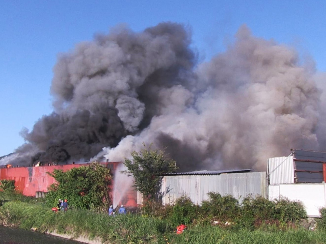 １１日午後、各務原市の産業廃棄物を扱う会社で火事がありました。黒煙が立ち上り、現...