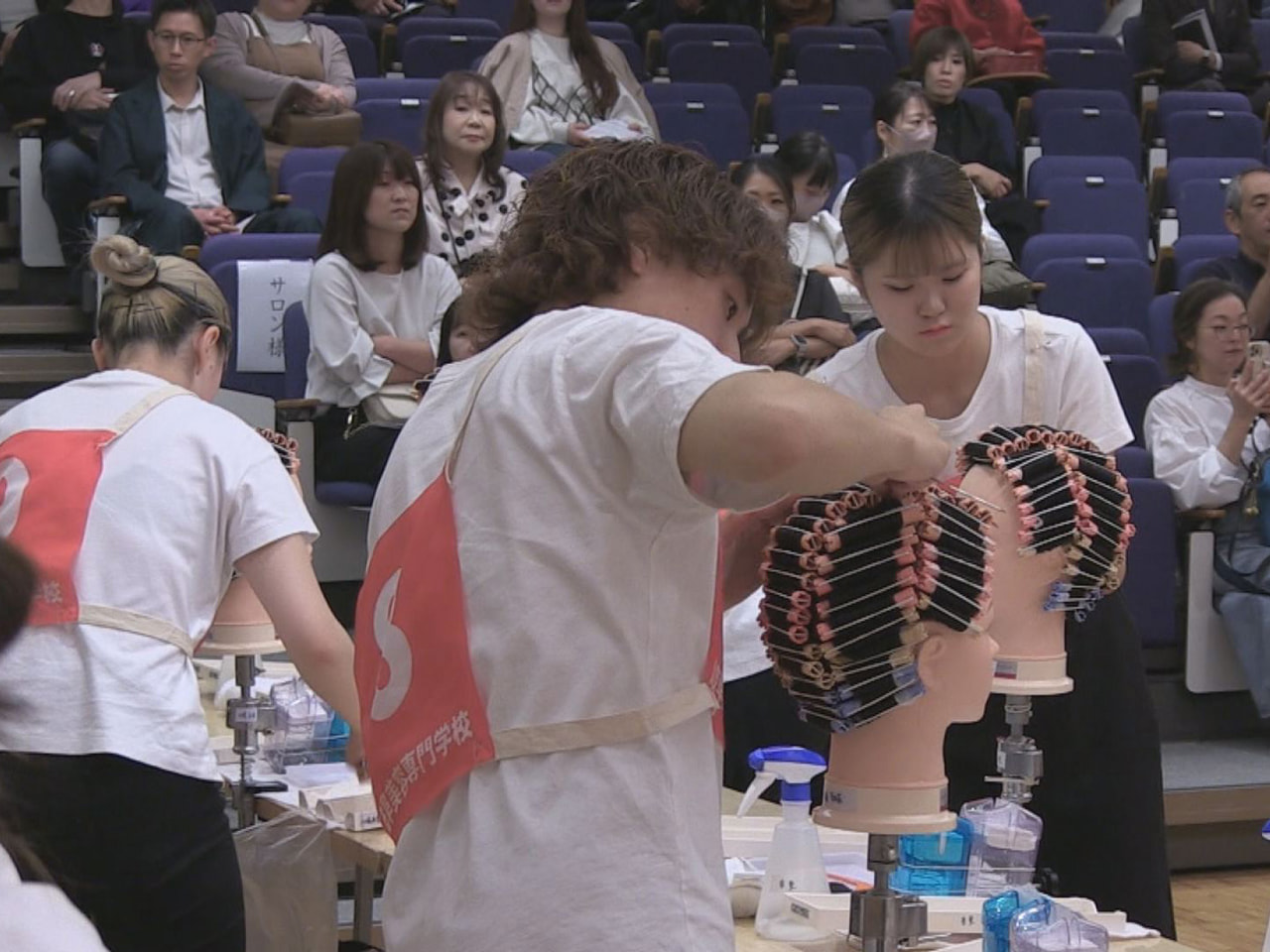 岐阜市の岐阜美容専門学校が学習の成果を競う大会を開き、学生らがヘアアレンジなどを...