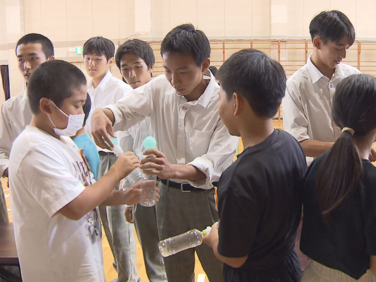 高校生が防災に関する知識を伝える防災教室が岐阜市の小学校で行われ、参加した児童た...