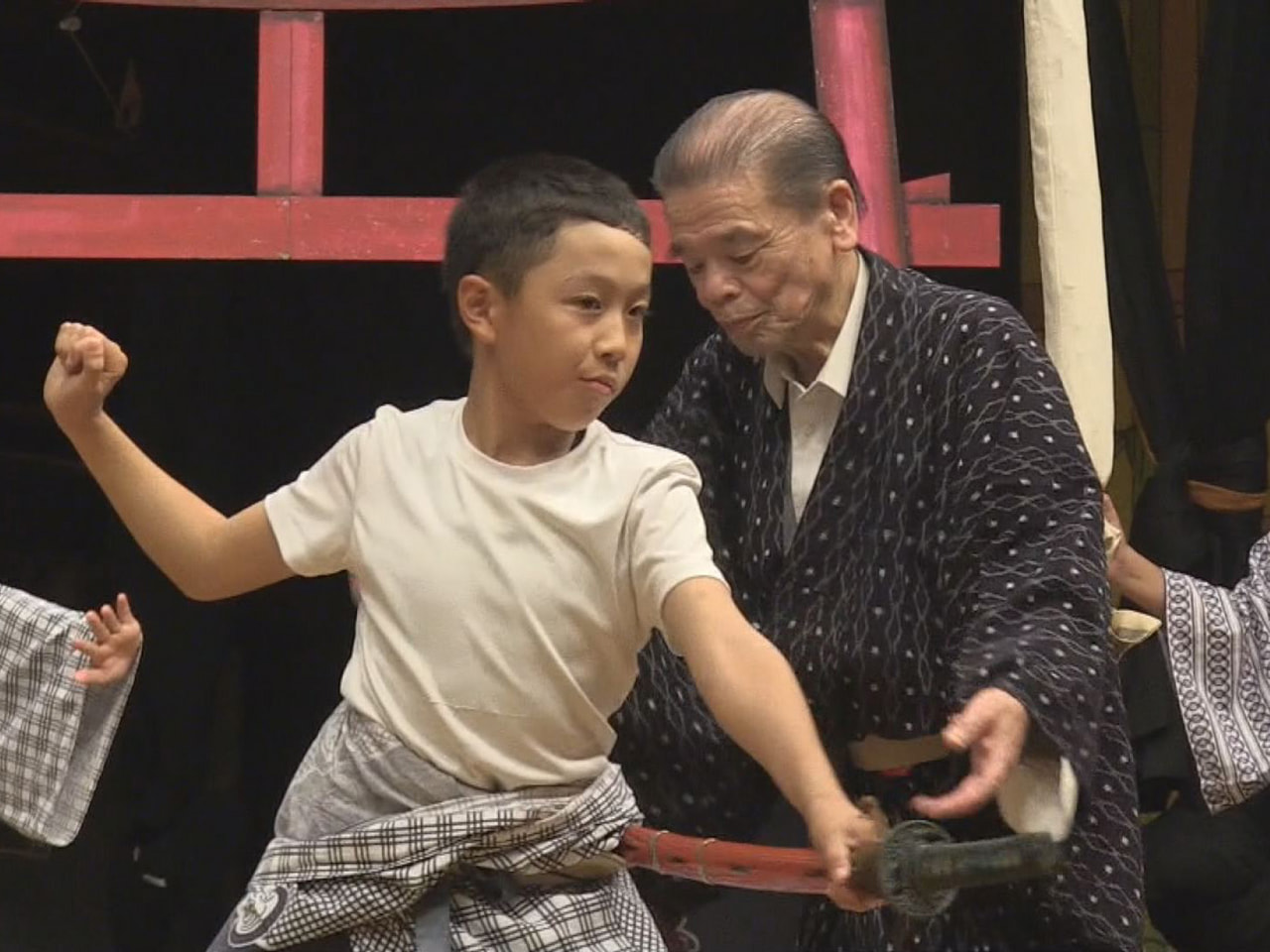 下呂市の小学生が来月の地歌舞伎公演に向け、地元の芝居小屋「白雲座」で、稽古を行っ...