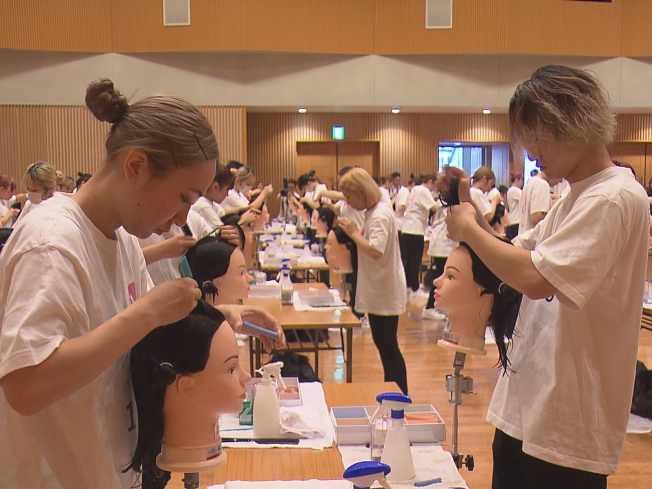 パーマやカットの技術を競うベルフォート美容専門学校のコンテスト「ベルフォートカッ...