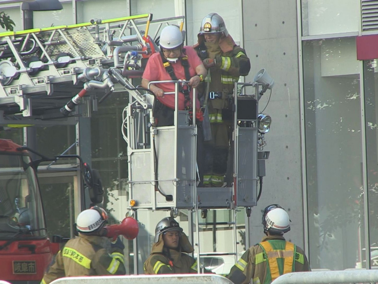 ＪＲ岐阜駅前の高層ビルで地震によるビル火災を想定した大規模な防災訓練が行われまし...