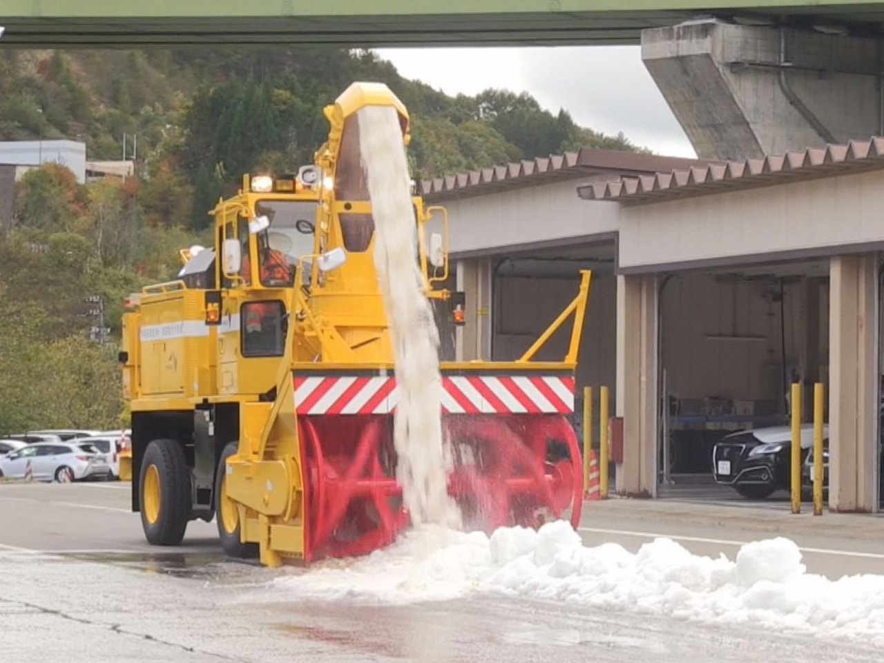 本格的な冬の積雪シーズンを前に、高速道路の雪や氷を取り除く除雪車の出陣式が３０日...