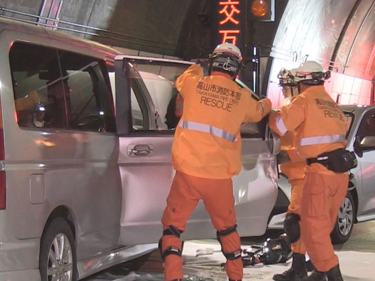 本格的な秋の行楽シーズンを前に、中部縦貫自動車道の岐阜と長野を結ぶ安房トンネルで...