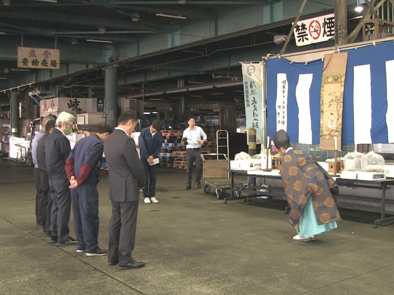 取り扱う魚介類への感謝と市場の発展を願う魚供養祭が６日、岐阜市中央卸売市場で行わ...