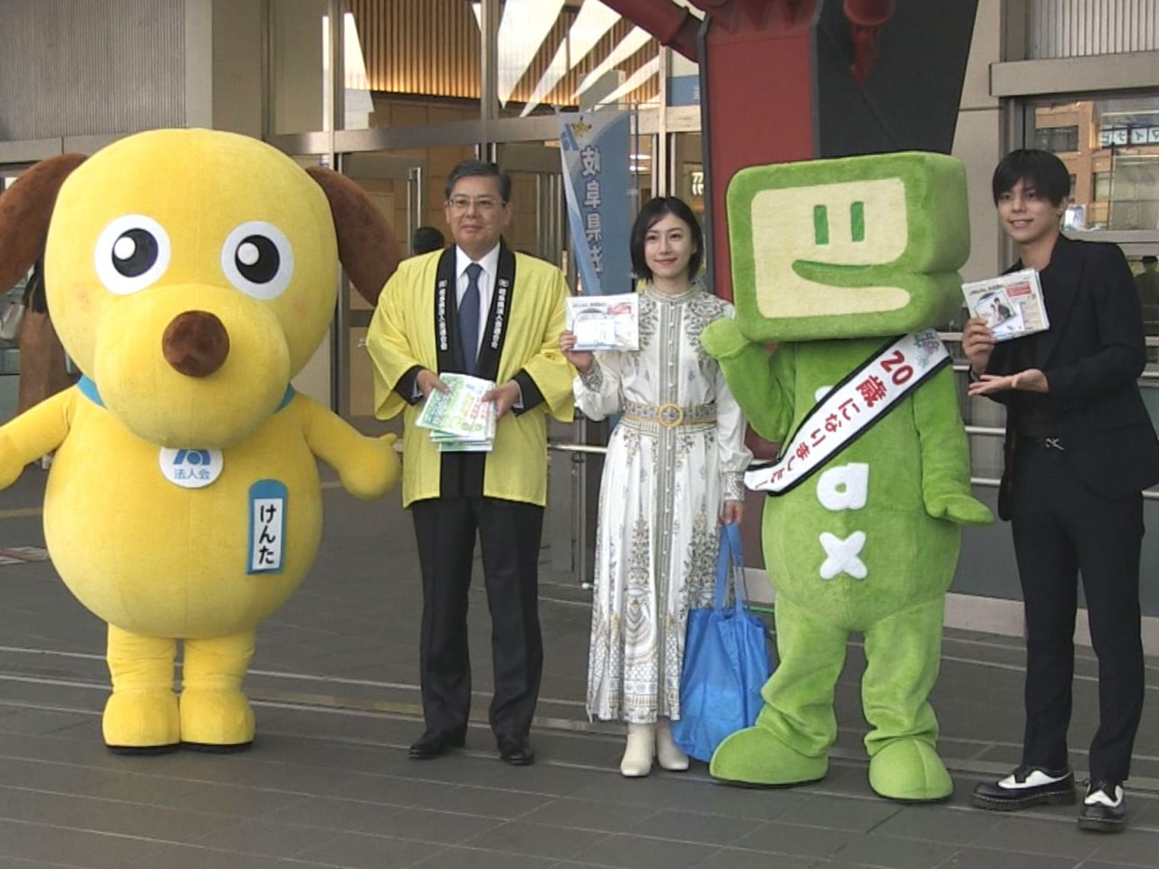 「税を考える週間」に合わせ、岐阜市のＪＲ岐阜駅前で納税意識の高揚などを目指す啓発...