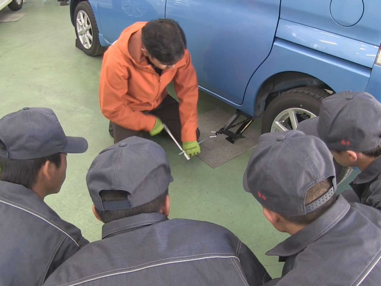 自動車の仕組みについて第一線のエンジニアから学ぶ授業が関市の関商工高校であり、機...