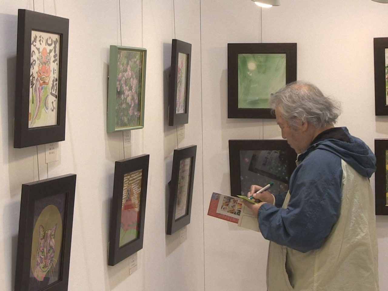 県ゆかりの画家などの作品を入札で購入できる「県有名人チャリティー色紙展・小品展」...