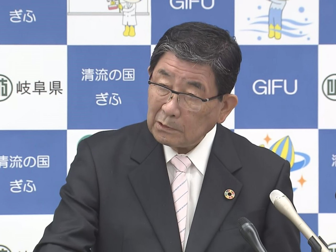 岐阜県の古田肇知事は２９日の定例会見で、年収が１０３万円を超えると所得税が生じる...