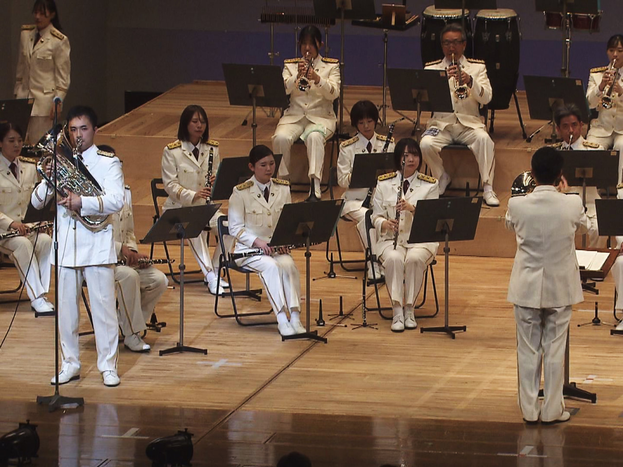 県警音楽隊の定期演奏会が３０日、岐阜市の長良川国際会議場で開かれ、隊員が迫力のあ...