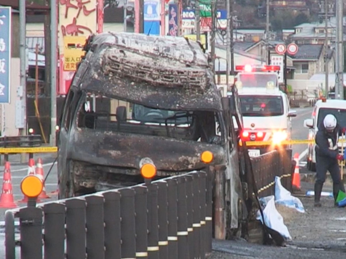 １０日未明、下呂市の国道４１号線で、患者搬送後の救急車がガードパイプにぶつかって...