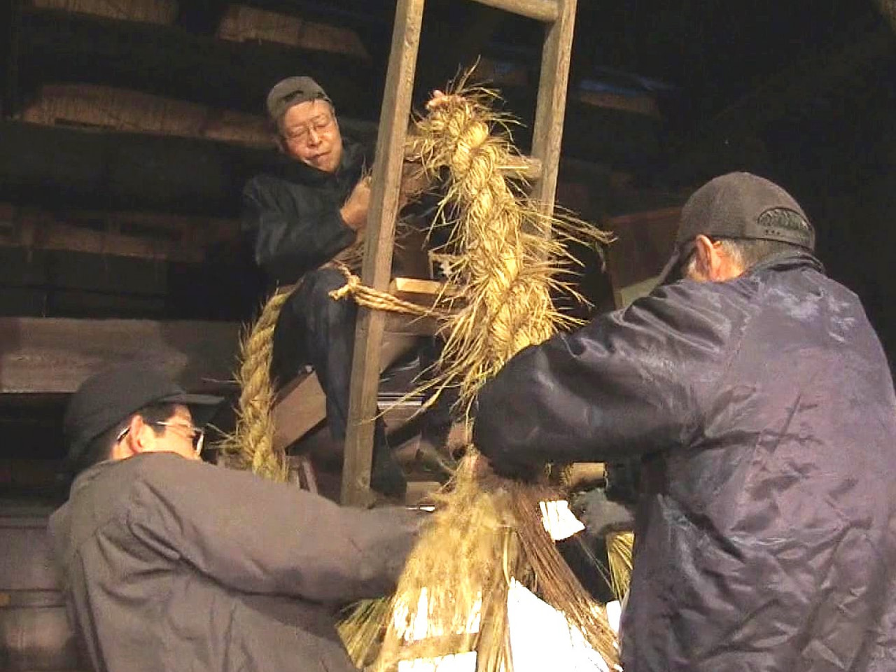 高山市の観光施設「飛騨の里」では、館内の各民家などに飾る「しめ縄」「しめ飾り」づ...