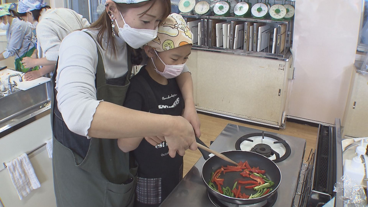 東海学院大学で食育をテーマにした料理教室が行われ、親子らが食事の栄養バランスにつ...