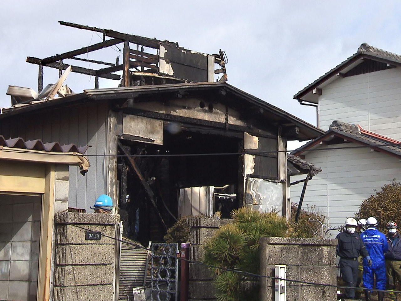 ２１日夜、養老郡養老町で火事があり、住宅１棟を全焼し、現場から２人の遺体が見つか...