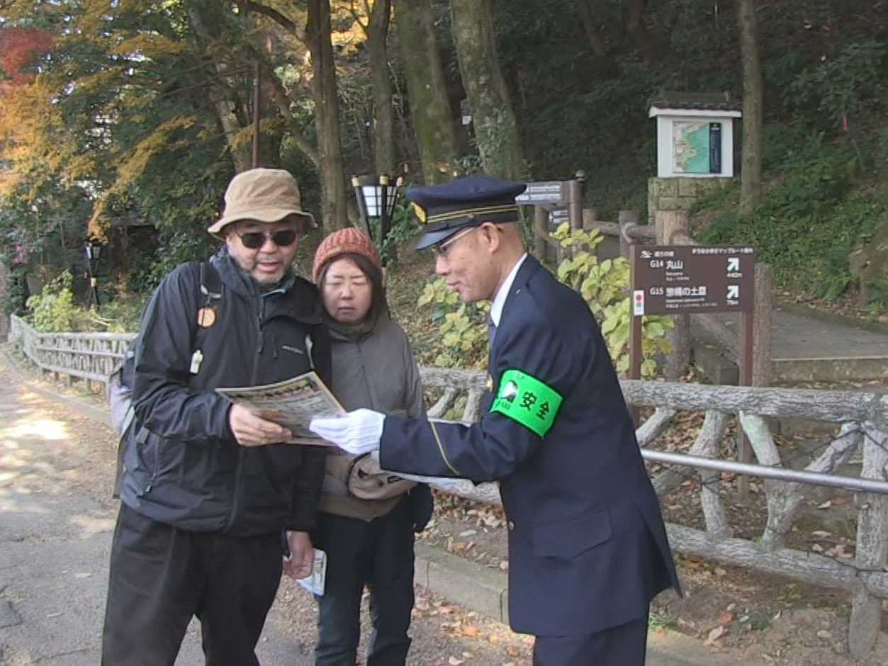 岐阜市の金華山での登山事故を防ごうと、県警は２５日、麓の岐阜公園で啓発活動を行い...