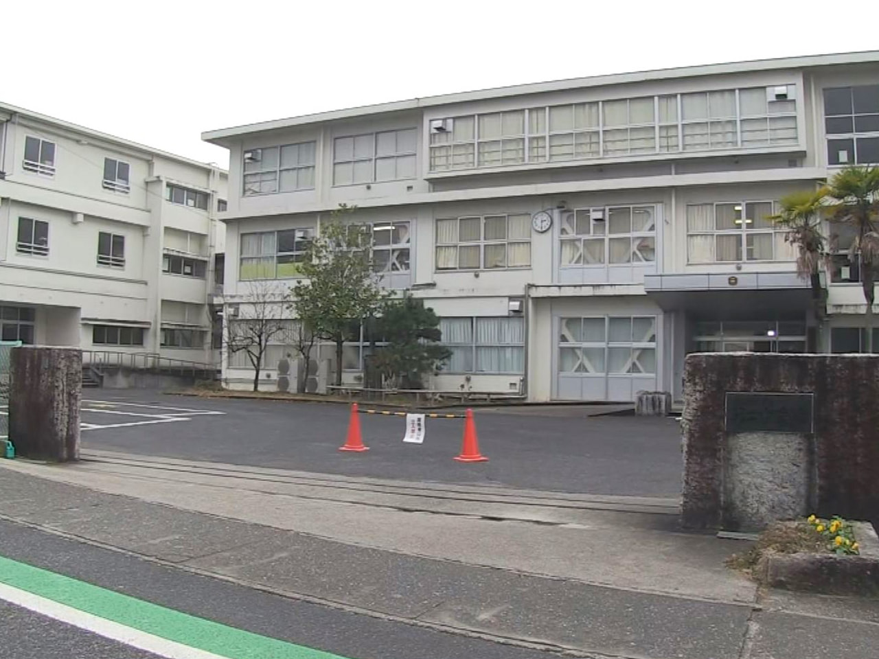 ２６日朝、中津川市の中学校の通路で、頭から血を流して倒れている成人男性が見つかり...