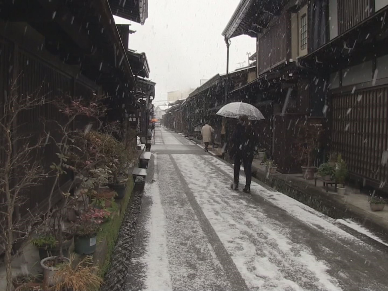 県内では２８日、山地を中心に大雪となる見込みです。岐阜地方気象台は大雪や路面の凍...